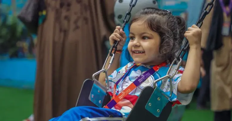 দোলনায় খেলছে শিশু